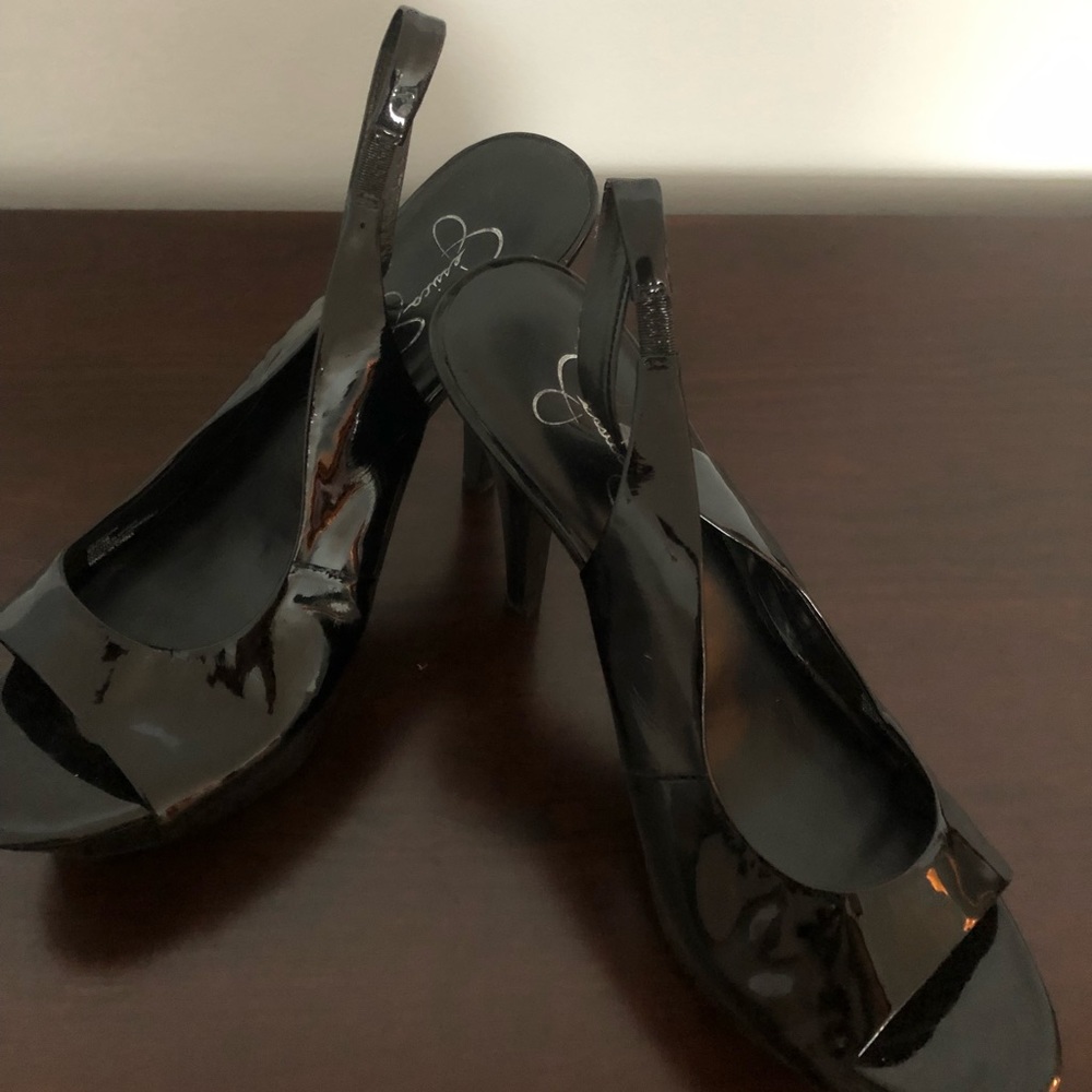 Black pumps